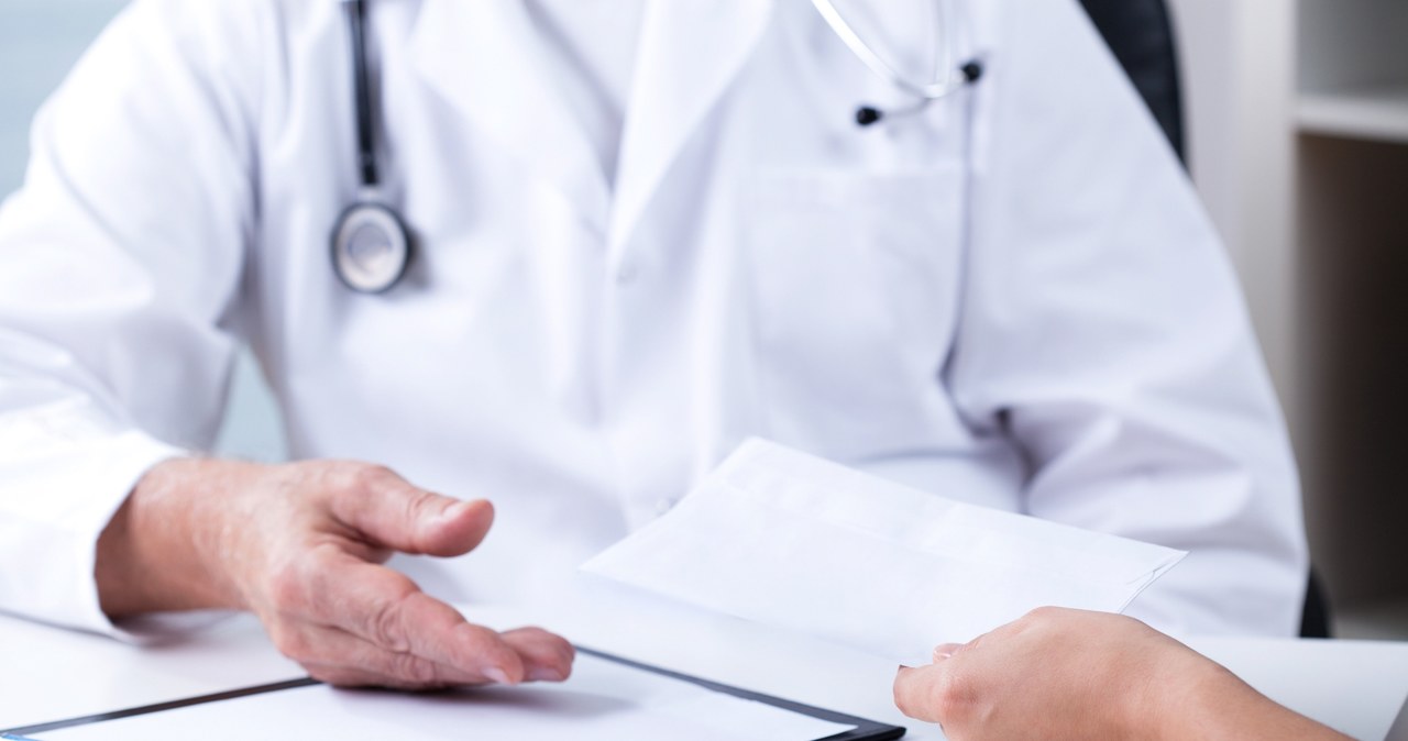 Łapówki za operacje "na NFZ". Lekarz z Łodzi usłyszał zarzuty