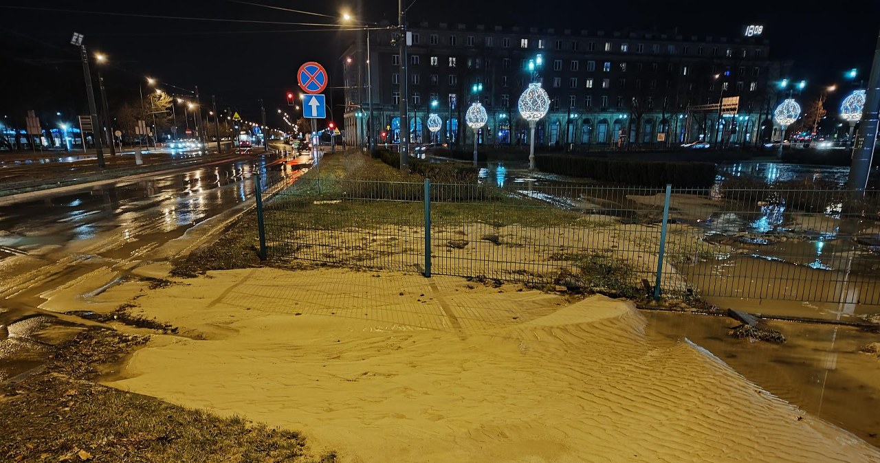 Specjalny beton trafi pod torowisko. Akcja na Placu Centralnym dobiega końca