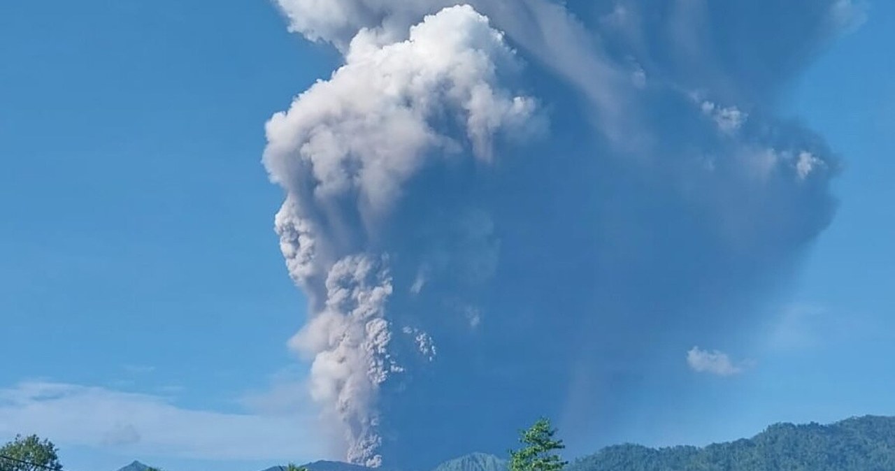 Potężna erupcja wulkanu Dukono. Trzy osoby nie żyją