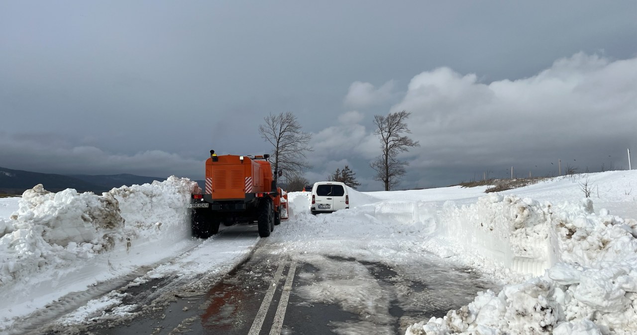 Zamieć śnieżna uwięziła kierowców. Służby ruszyły na ratunek