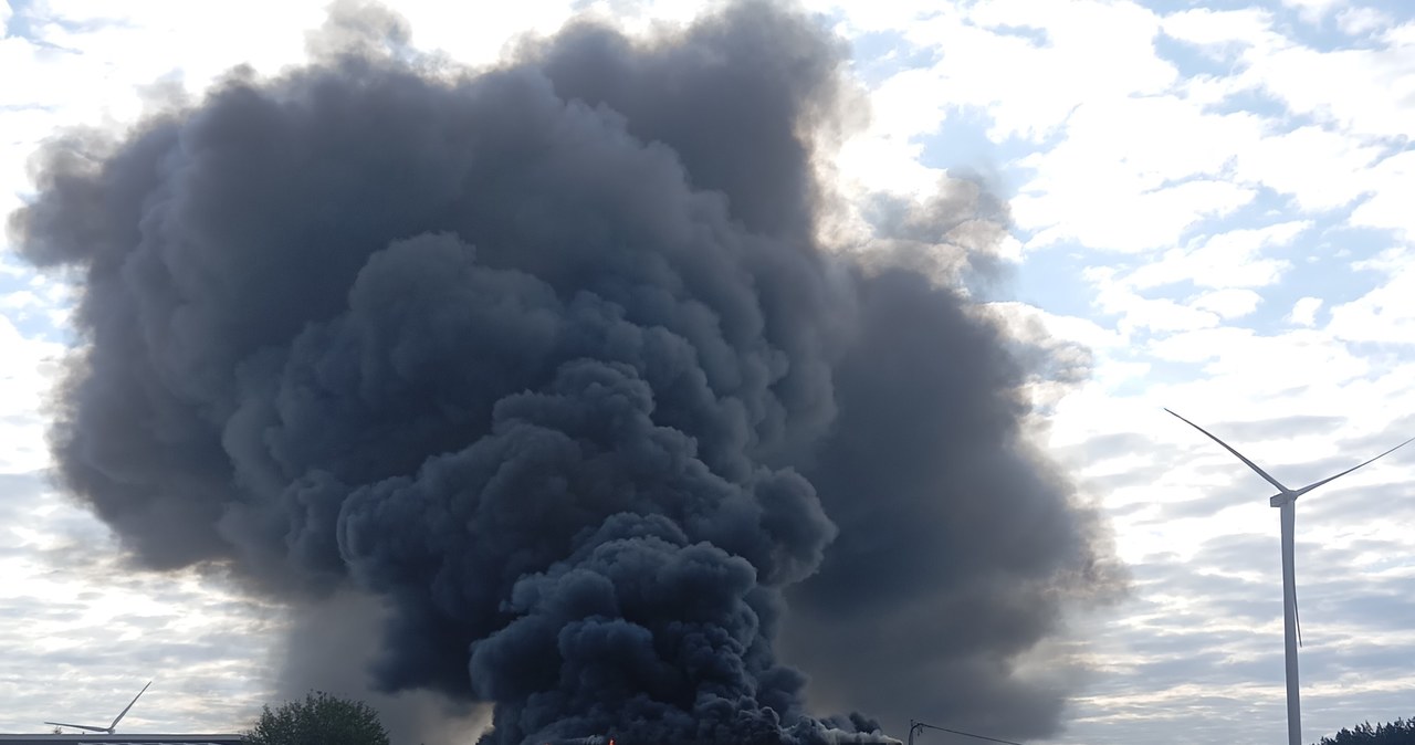 Płonie hala firmy meblarskiej. Kłęby dymu są widoczne z daleka