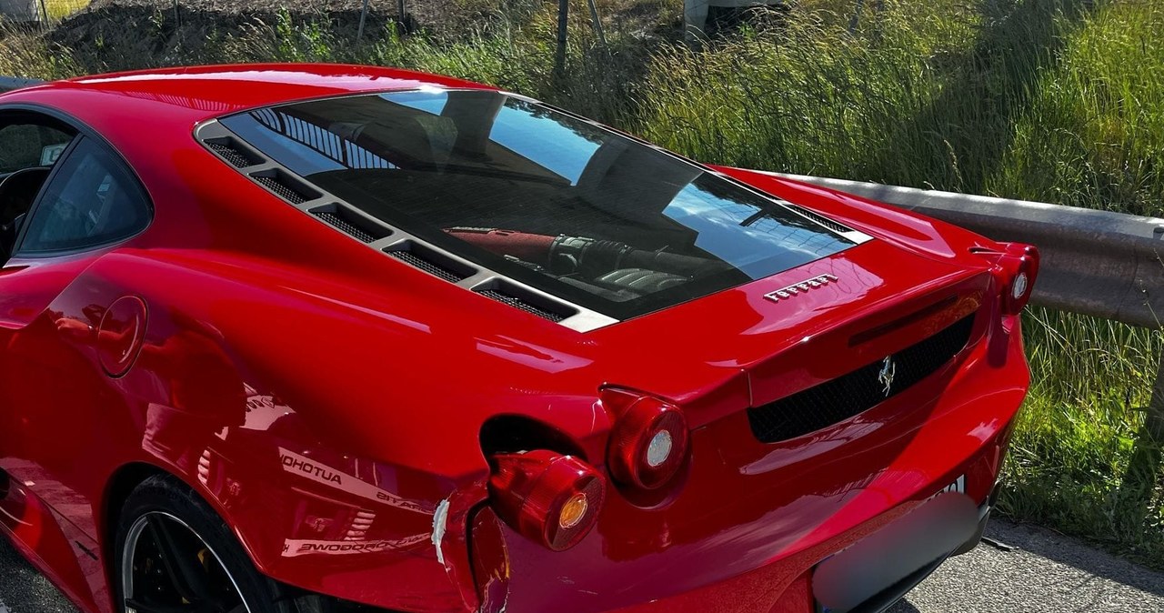Motocyklista wjechał w ferrari. Groźny wypadek na Mazowszu