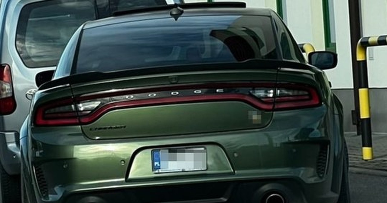 Brawurowy drift po ulicach Jasła sportowym Dodge'em. Kierowca zapłacił słony mandat