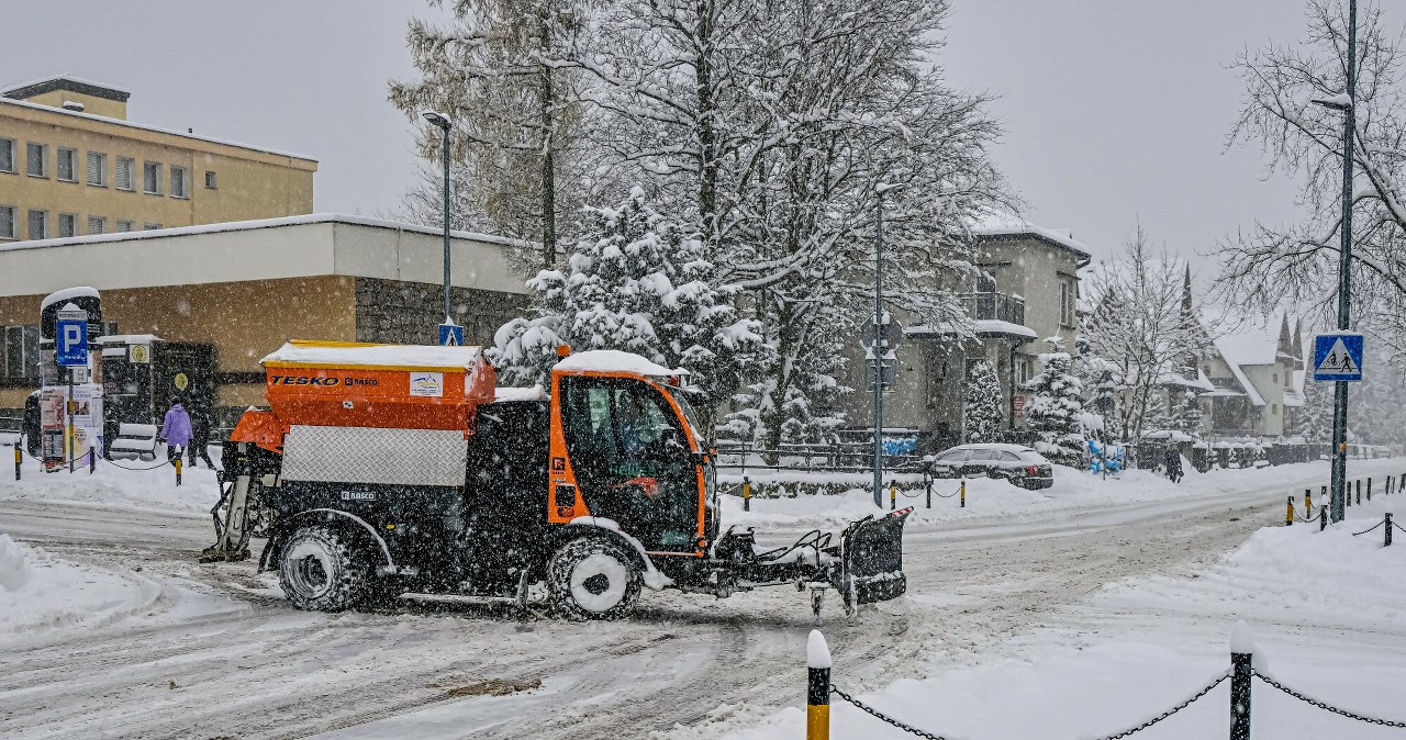 Zakopane walczy ze śniegiem. Ciężarówki w akcji
