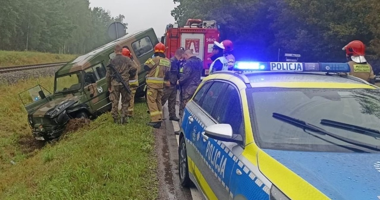 Zderzenie pojazdu wojskowego z osobówką. Trzy osoby w szpitalu