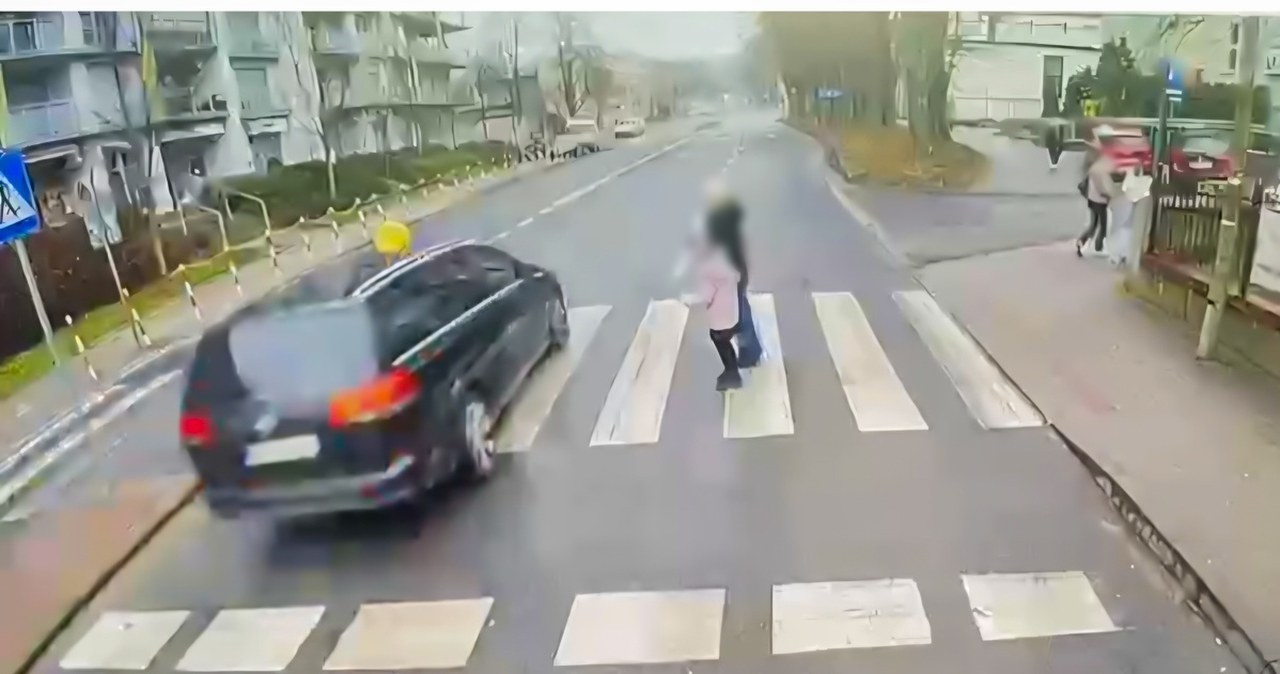 O krok od tragedii na przejściu dla pieszych. 67-latka niemal potrąciła kobietę z dzieckiem