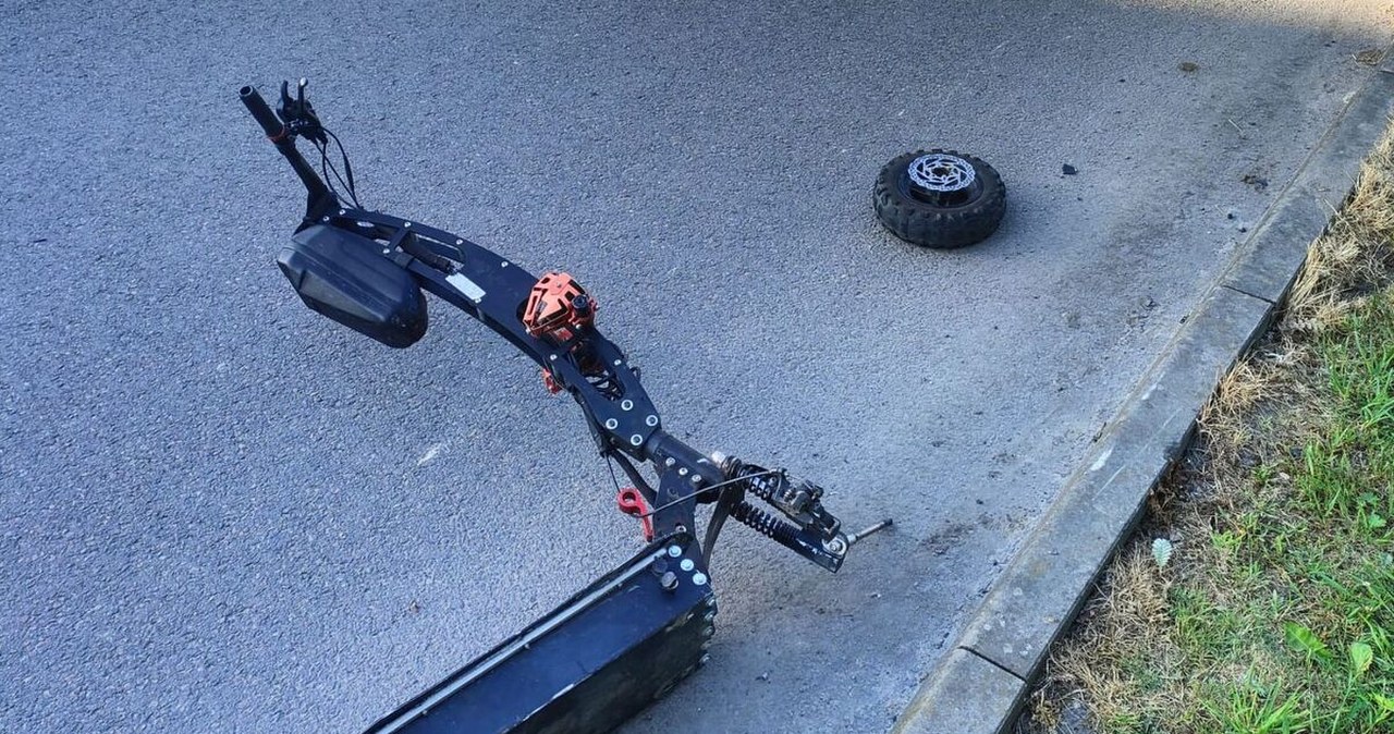 Jechał na hulajnodze, siedząc na głośniku. 13-latek miał wypadek