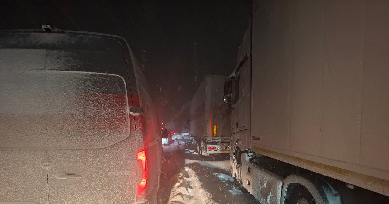 Zimowy koszmar na S7. Kierowcy od wielu godzin tkwią w korku