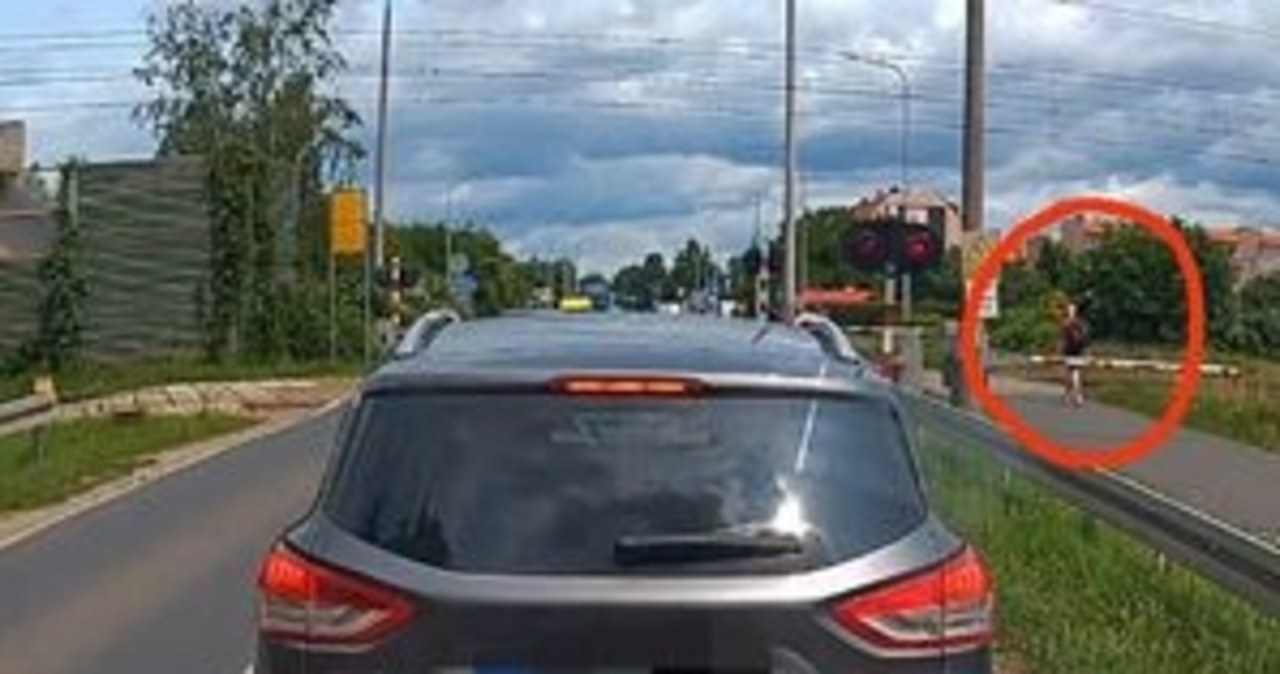 Centymetry dzieliły go od tragedii. Przechodził przez tory w słuchawkach NAGRANIE
