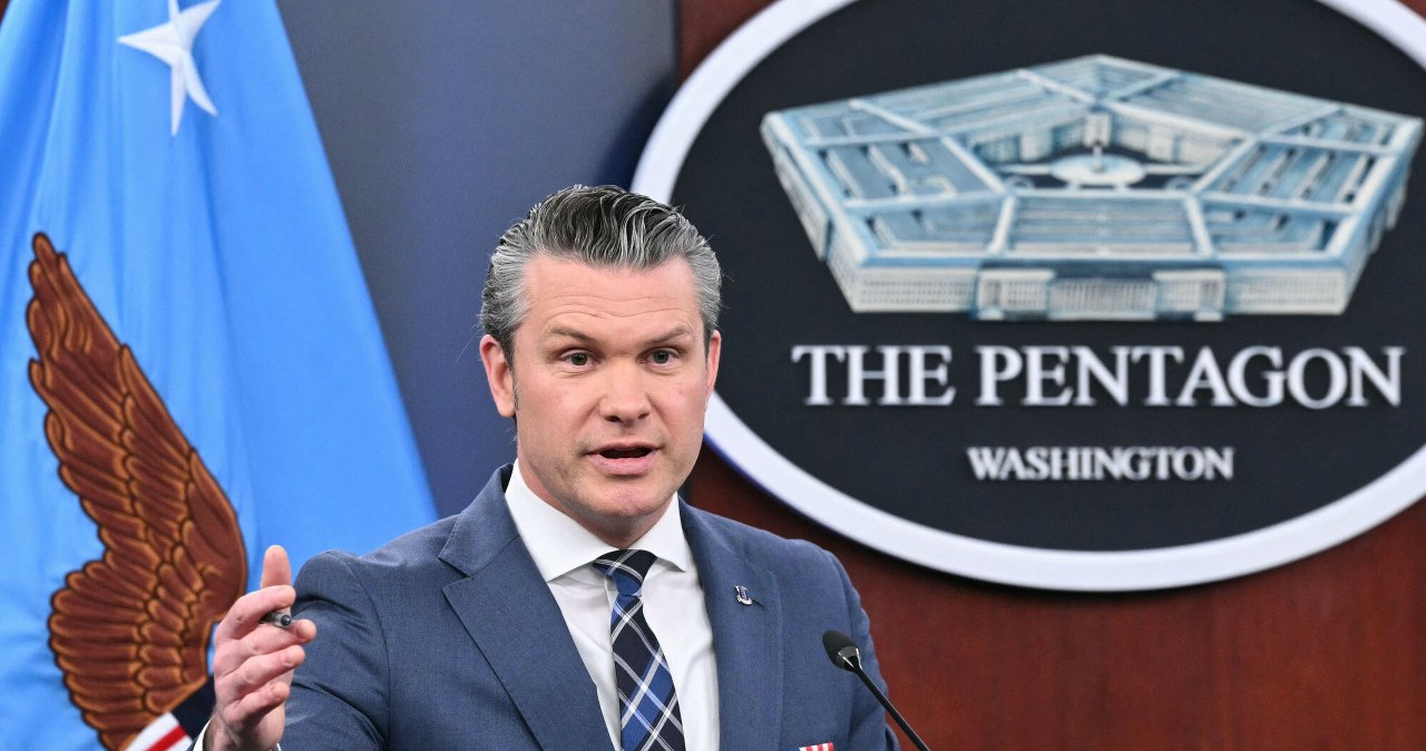 Hegseth o rakietowym zagrożeniu ze strony Iranu. Wcześniej modlił się o "miażdżącą przemoc"