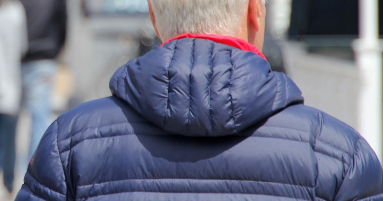 Senior dostał cios pod galerią handlową. Aż wypadł mu aparat słuchowy