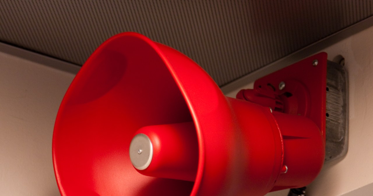 Lotniskowe głośniki wyciszone na politykę. Impas trwa