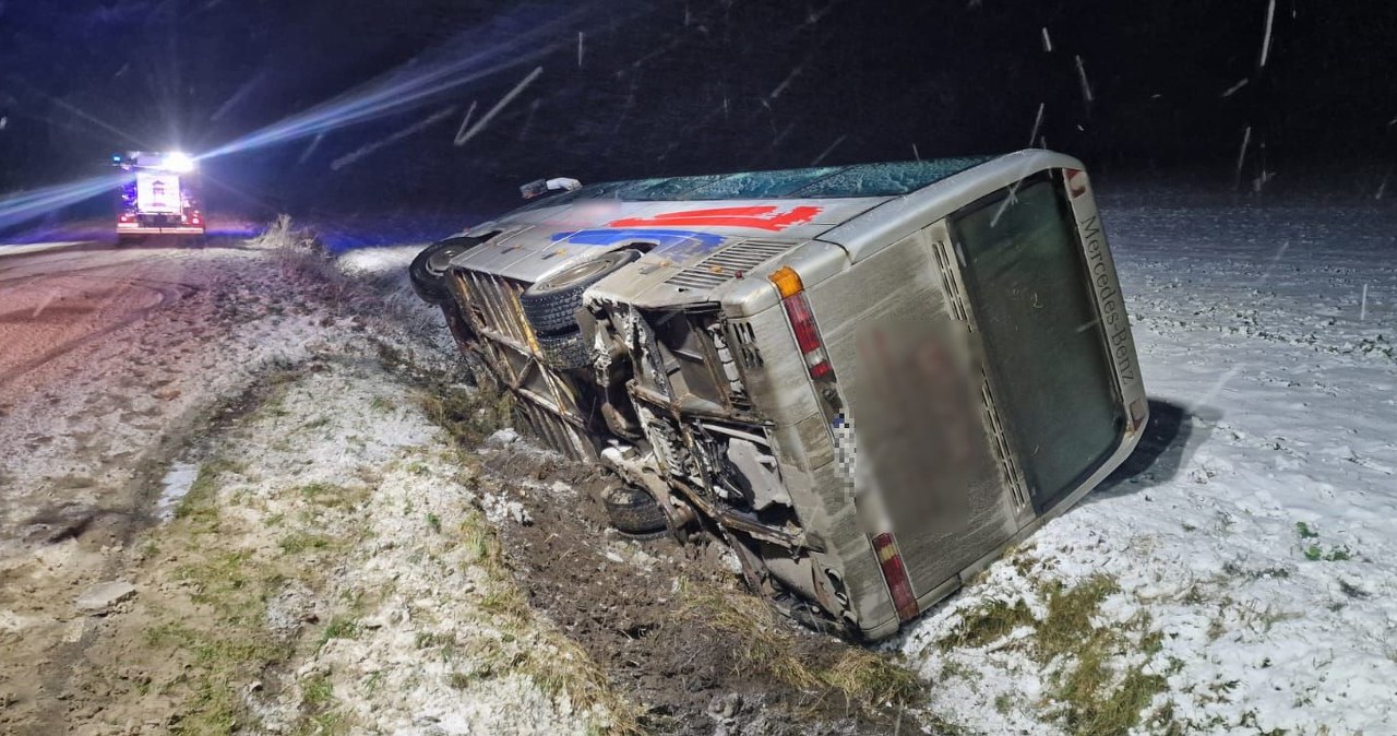 Pomorskie: Autobus z pasażerami wpadł do rowu