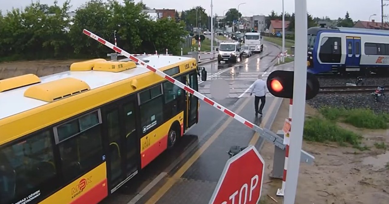 Autobus utknął na przejeździe, pociąg awaryjnie hamował. Jest nagranie