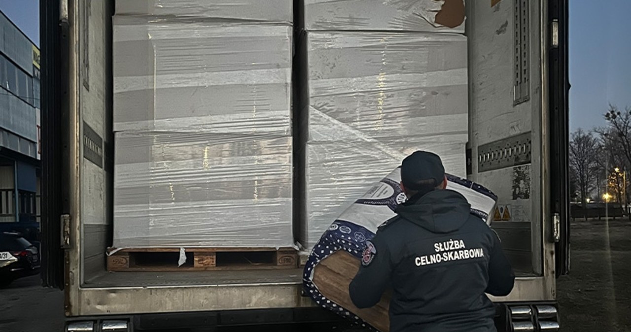 Kontrabanda w ciężarówce z watą szklaną. Udana akcja na parkingu