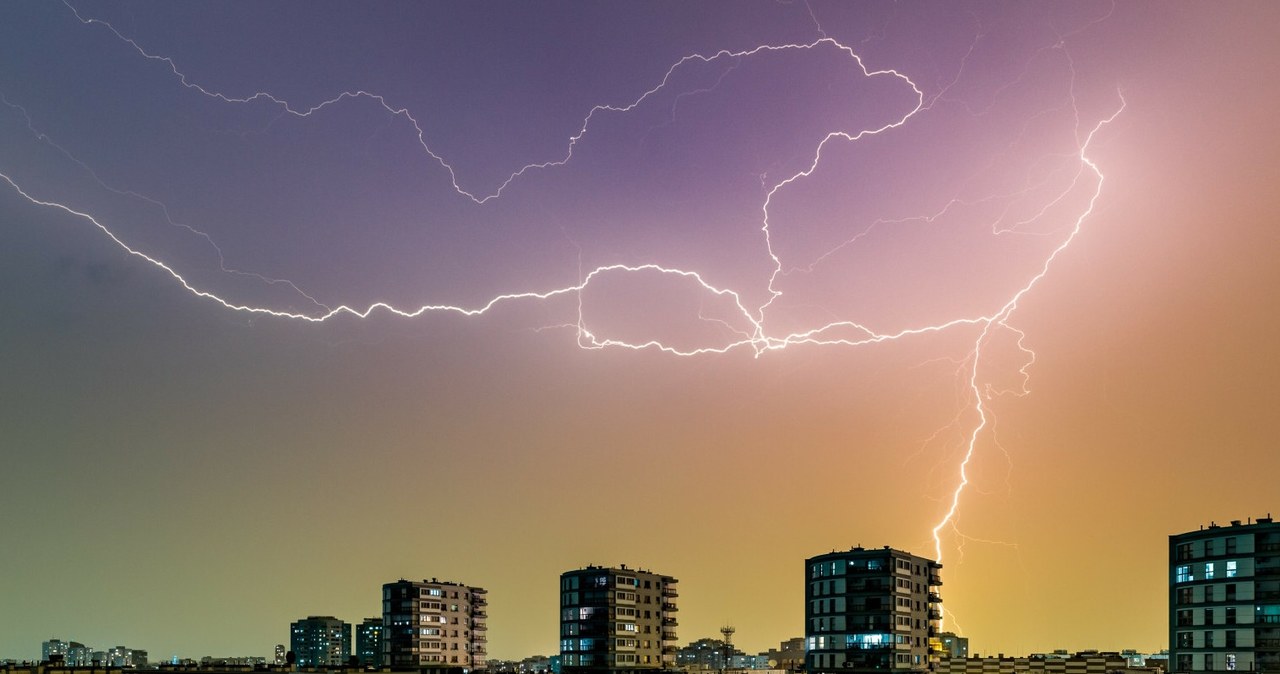 Burze, możliwe podtopienia. Alert dla mieszkańców 10 województw