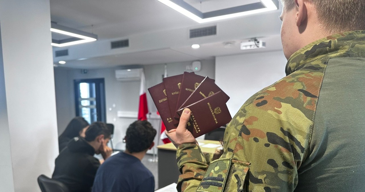 Fałszywe dolary i nielegalny pobyt. Zatrzymania Kolumbijczyków na lotnisku w Katowicach