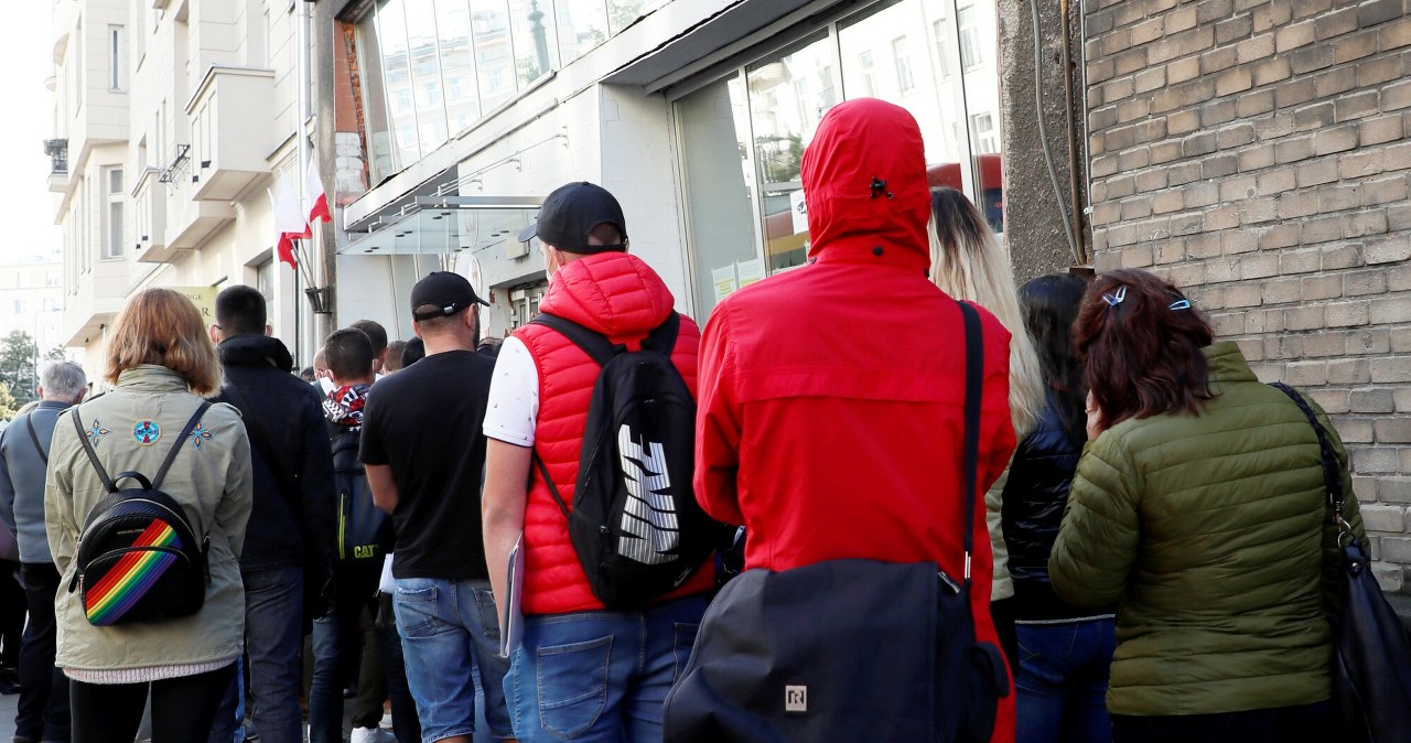 Rząd wygasza po cichu pomoc Ukraińcom. "Presja weta działa"