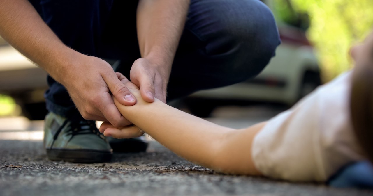 Walka o życie nieprzytomnej matki. Obok trójka małych dzieci