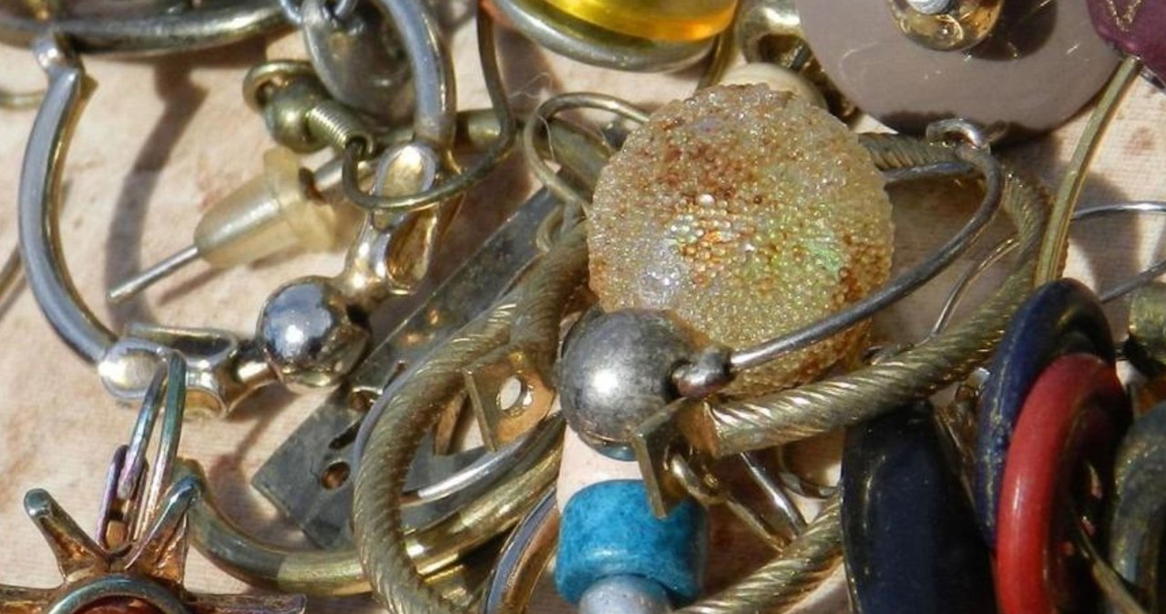 Trująca biżuteria trafiła do Polski. Na liście naszyjniki, broszki i bransoletki