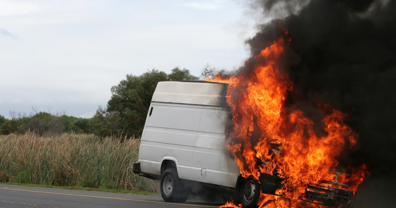 Akcja ratownicza na A2. Spłonął dostawczak