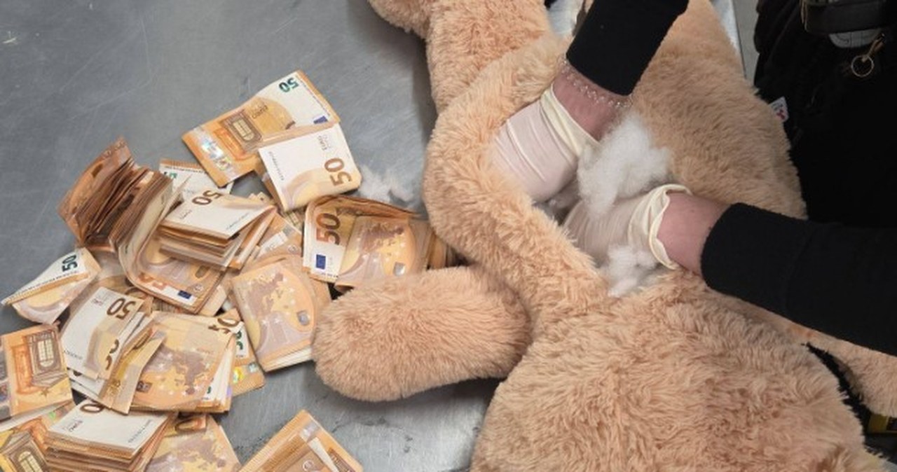 Pracownik DHL nie mógł uwierzyć własnym oczom: w misiu ukryto fortunę
