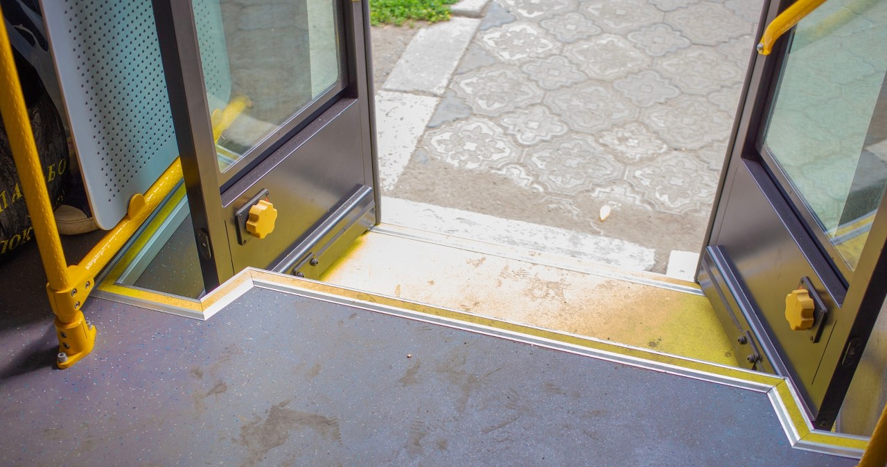 Senior zginął po przytrzaśnięciu drzwiami. Kierowca autobusu usłyszał wyrok