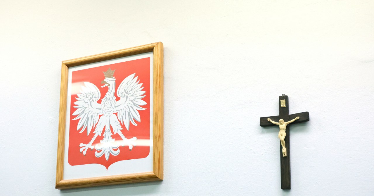Krzyż w szkolnym koszu na śmieci. Biskupi chcą "zdecydowanych działań"