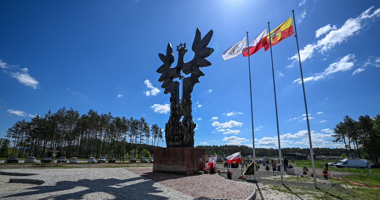 Banderowska flaga i "Chwała UPA" na pomniku. 17-letni Ukrainiec w rękach ABW