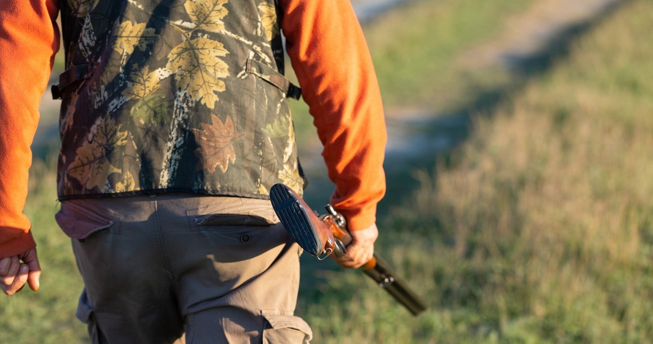 Myśliwy zastrzelił myśliwego, myląc go z wiewiórką