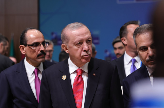 Szczyt NATO w Ankarze. Erdogan podarował przywódcom rewolwery i amunicję