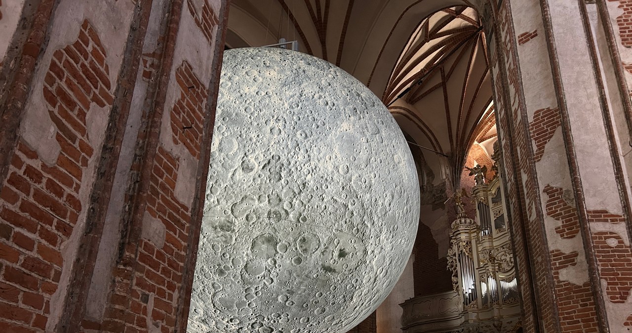 Księżyc w gotyckich murach Gdańska. Monumentalna instalacja zachwyca odwiedzających
