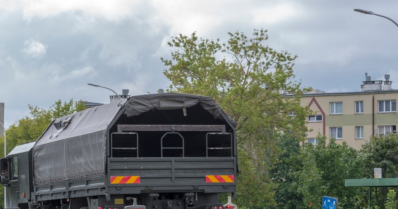 Pociski artyleryjskie na terenie elektrowni. Wezwano saperów