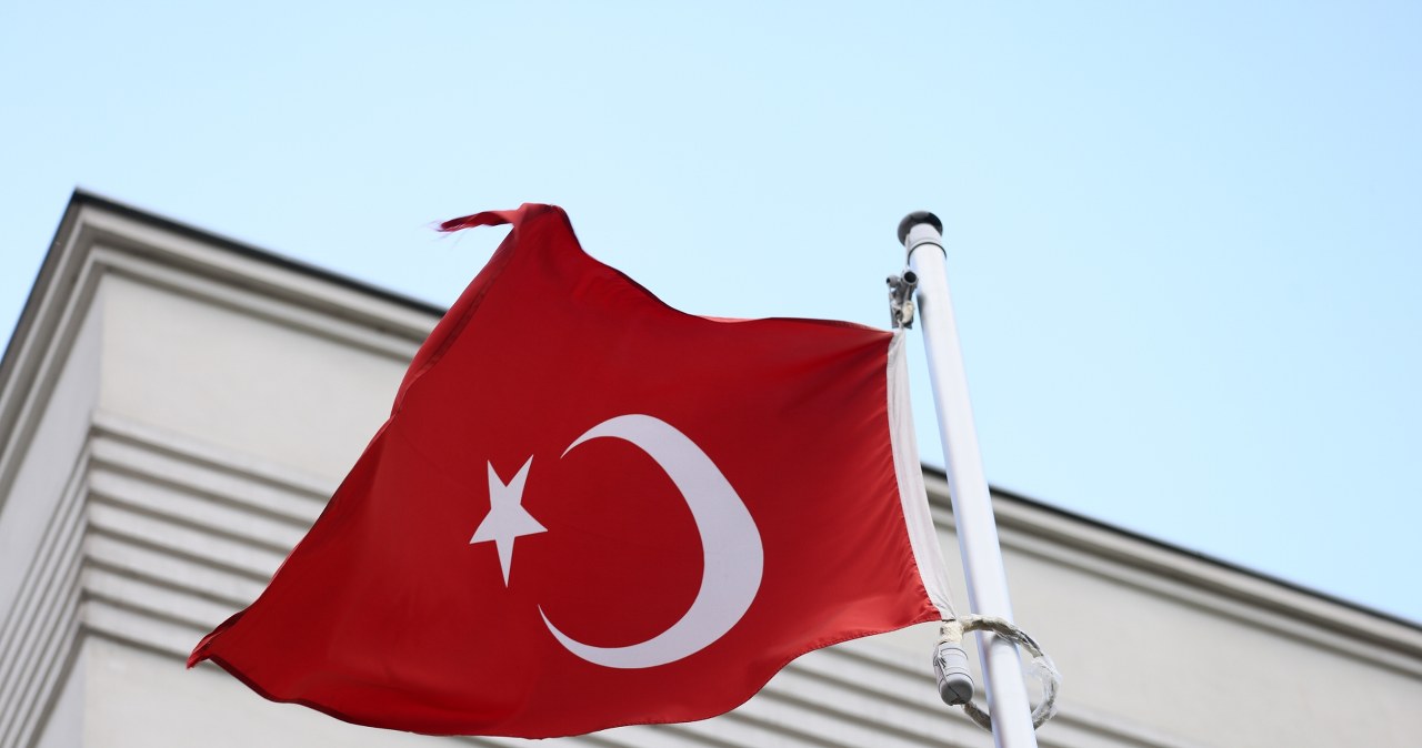 Kontrowersyjny napis na ambasadzie Turcji w Warszawie