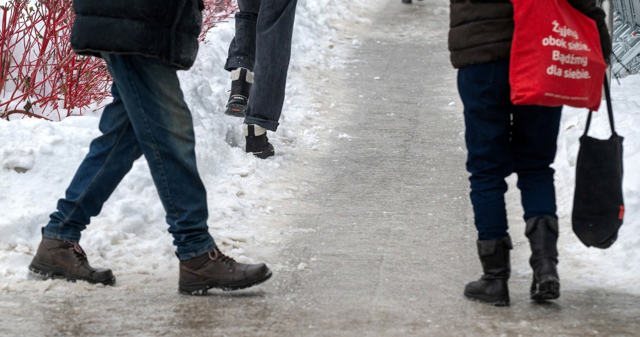 "Ogranicz podróże, uważaj na chodnikach". RCB ostrzega