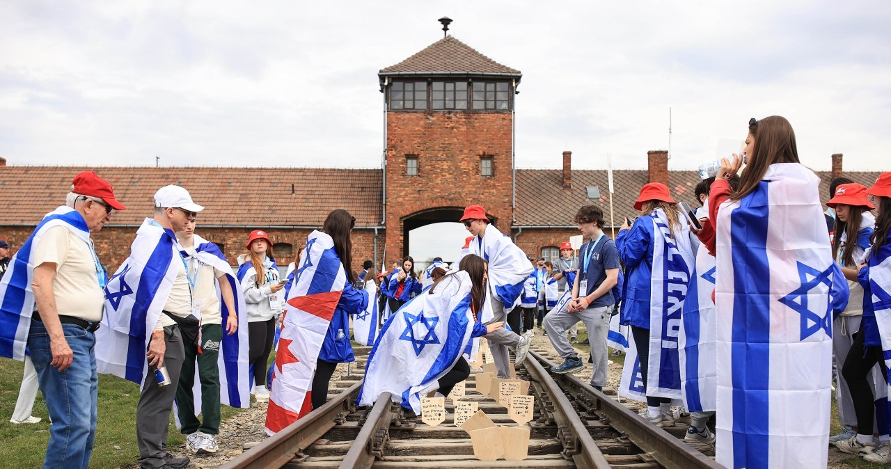Tysiące osób z całego świata przechodzi w Marszu Żywych [ZDJĘCIA]