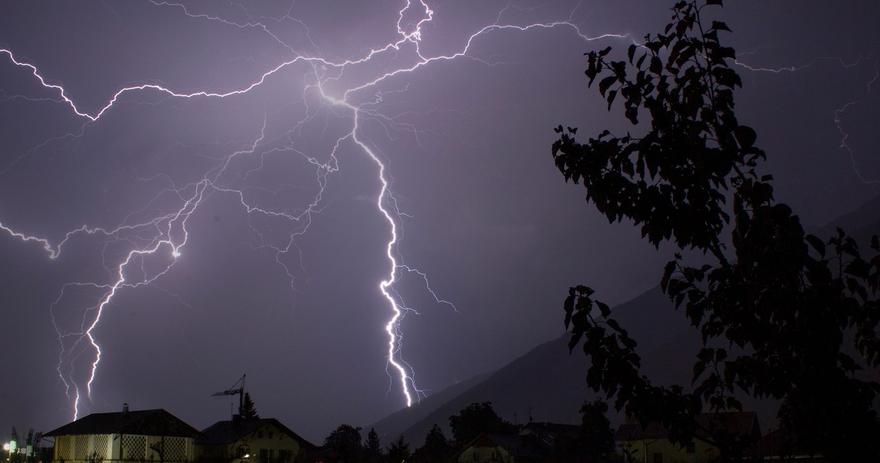Burze z gradem i silny wiatr! Są alerty IMGW