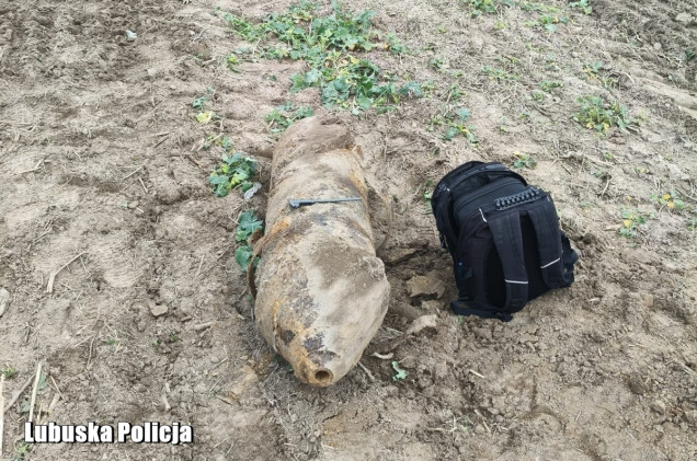 Rolnik wykopał bombę lotniczą. Wojskowi saperzy w akcji