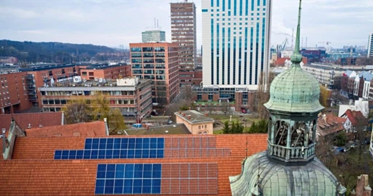 Demontaż paneli z dachu bazyliki. Nie wszystkie zniknęły