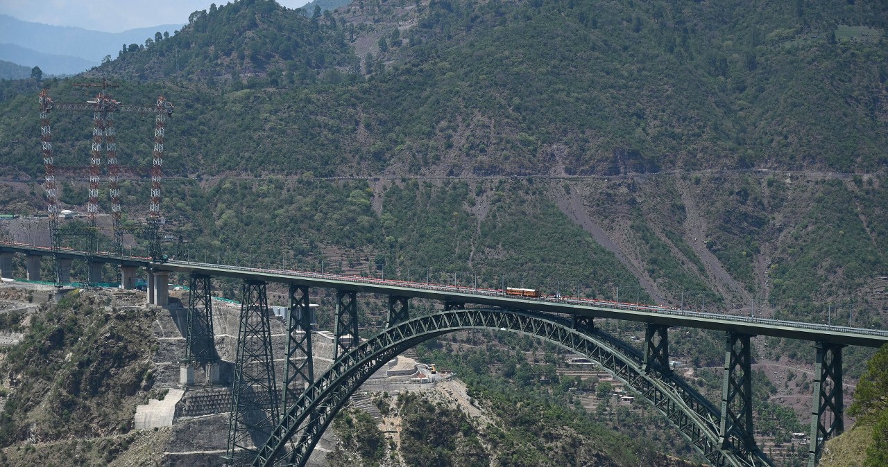 359 metrów nad ziemią i prawie 1,5 km długości. Ten most to inżynieryjny przełom