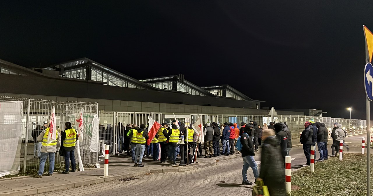 "O godną płacę". Kilkaset osób strajkuje przed małopolskim zakładem