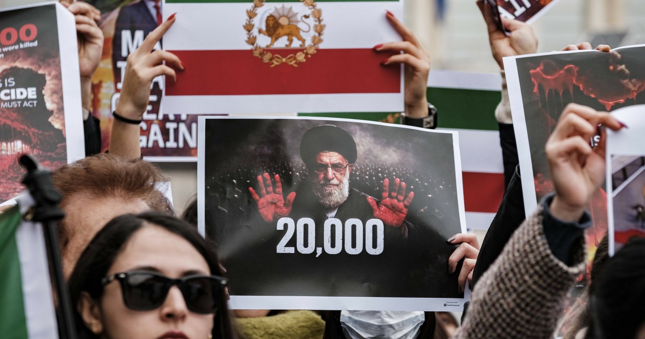 Horror w Iranie. Tysiące zabitych w masakrach, w kostnicach zalegają ciała