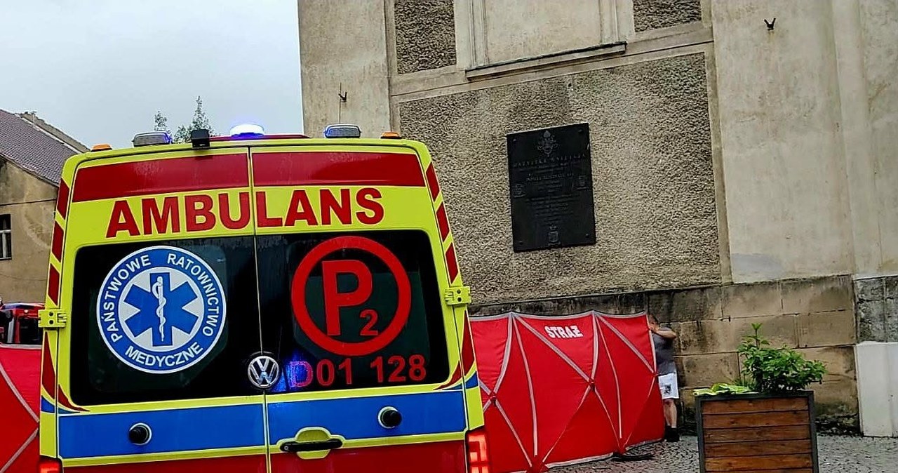 Samochód wjechał na chodnik i potrącił dwie osoby. Poważny wypadek na Dolnym Śląsku