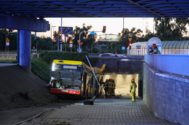 „Taka techniczna możliwość nie istnieje”. Stanowisko MZA po wypadku autobusu w Warszawie