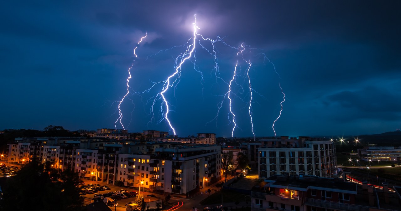 Superkomórka burzowa przechodzi nad Polską. To niebezpieczna noc