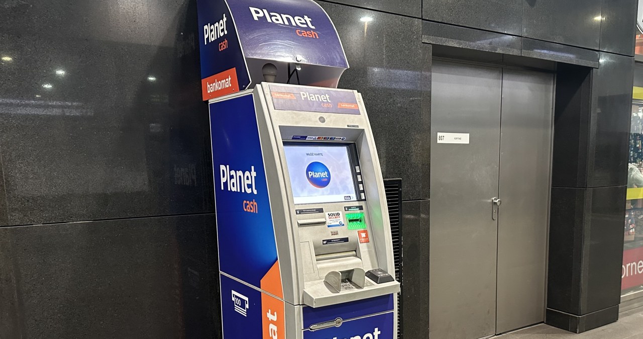 Kolejna sieć bankomatów zmienia limity. Chodzi o gotówkę i BLIK