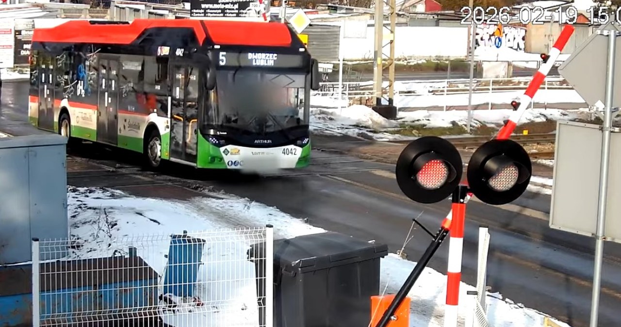 Kierowca autobusu zignorował czerwone światło? Chwile grozy na przejeździe kolejowym