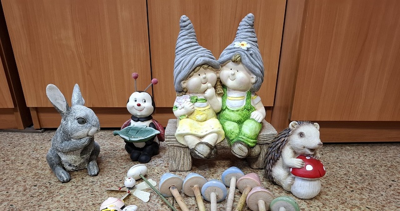 Kobieta kradła dekoracje z dziecięcych nagrobków i dekorowała nimi ogród