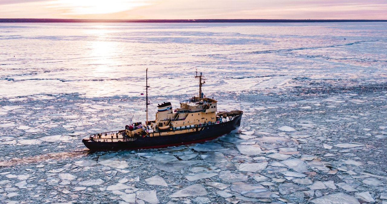 Nie pomogły lodołamacze. Polska barka utknęła w Niemczech
