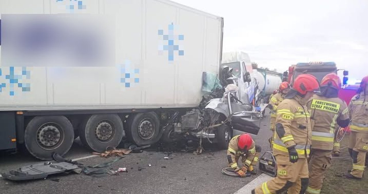 Poważny wypadek na A2. Zderzyły się trzy ciężarówki, lądował LPR